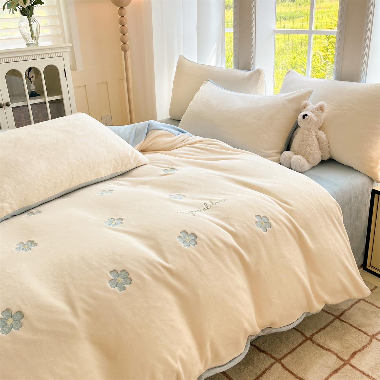 91家纺网 家纺一手货源 找家纺 云棉坊 2025新款高克重牛奶绒四件套-满绣系列 花朵-奶白蓝
