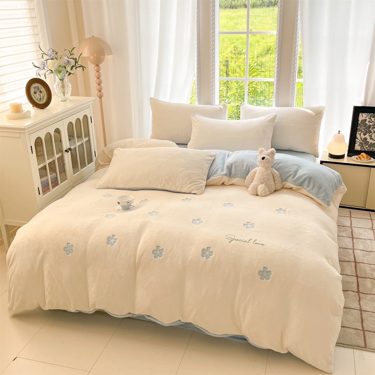 91家纺网 家纺一手货源 找家纺 云棉坊 2025新款高克重牛奶绒四件套-满绣系列 花朵-奶白蓝