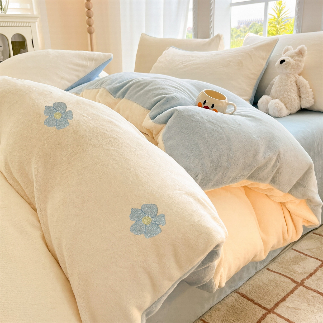 91家纺网 家纺一手货源 找家纺 云棉坊 2025新款高克重牛奶绒四件套-满绣系列 花朵-奶白蓝