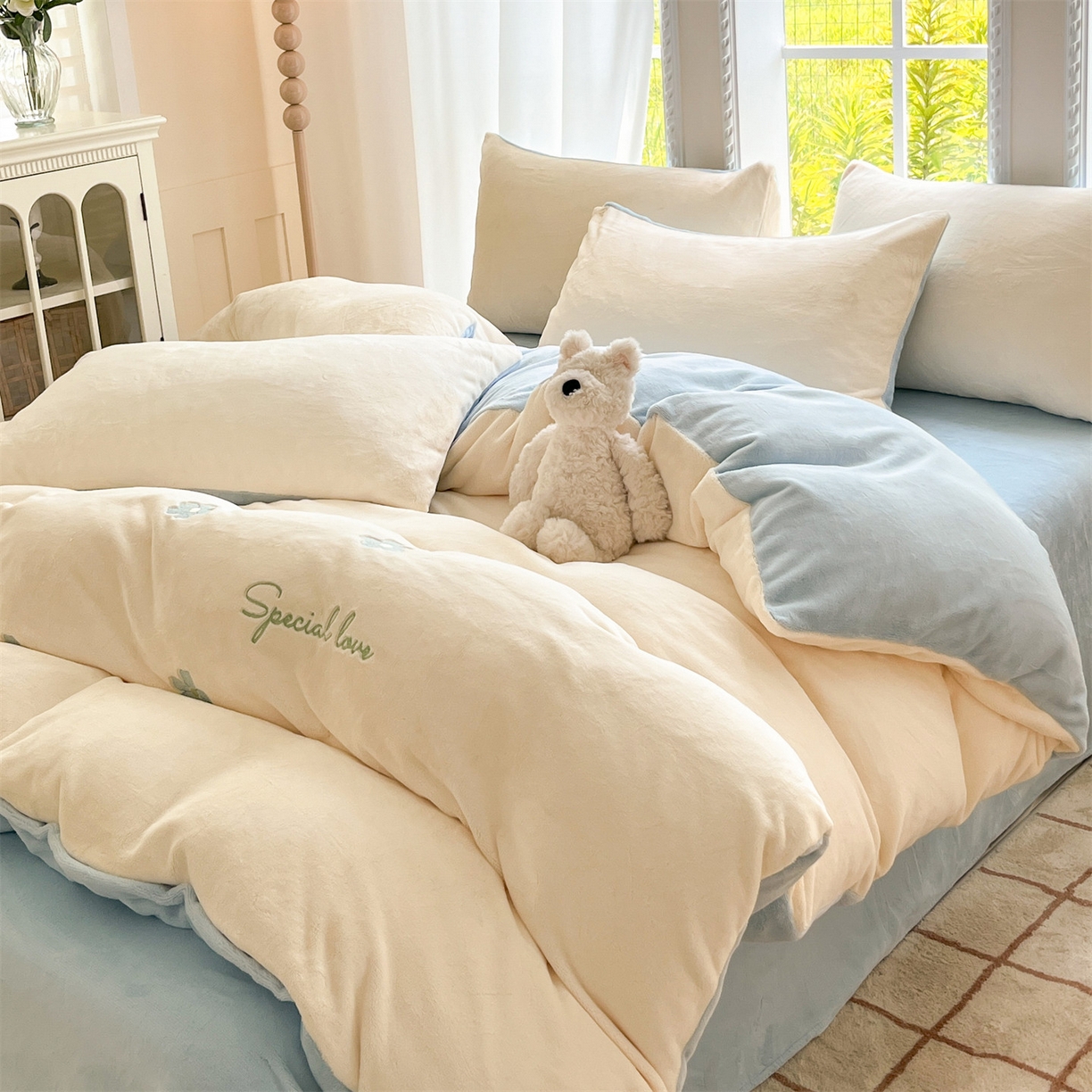 91家纺网 家纺一手货源 找家纺 云棉坊 2025新款高克重牛奶绒四件套-满绣系列 花朵-奶白蓝