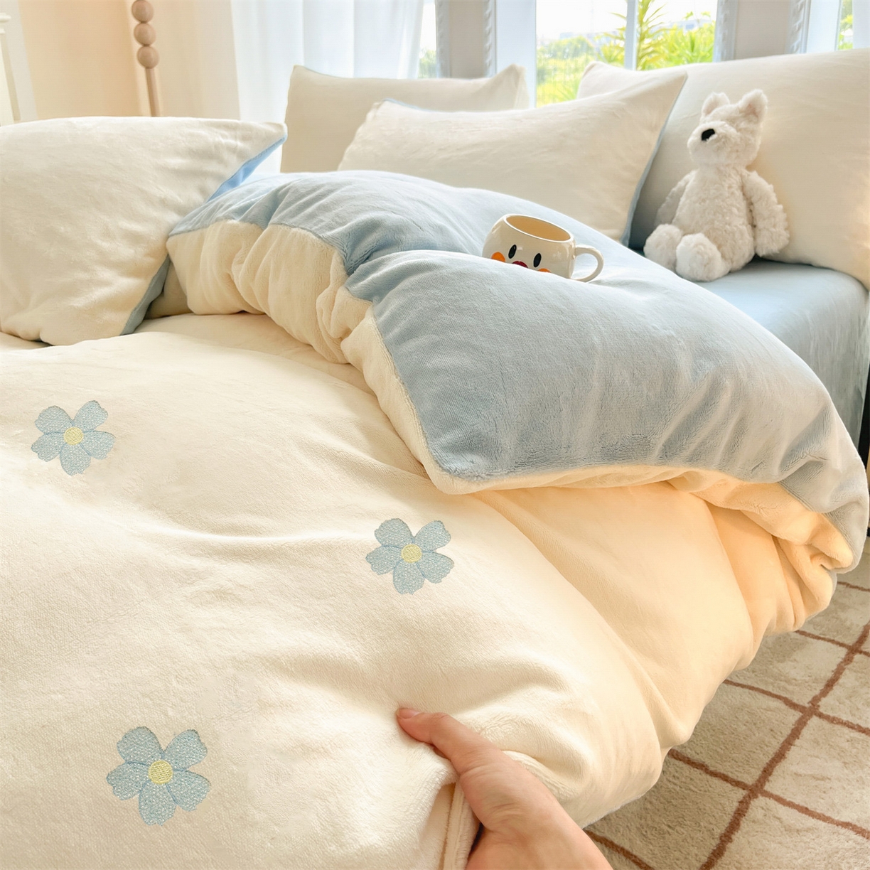 91家纺网 家纺一手货源 找家纺 云棉坊 2025新款高克重牛奶绒四件套-满绣系列 花朵-奶白蓝