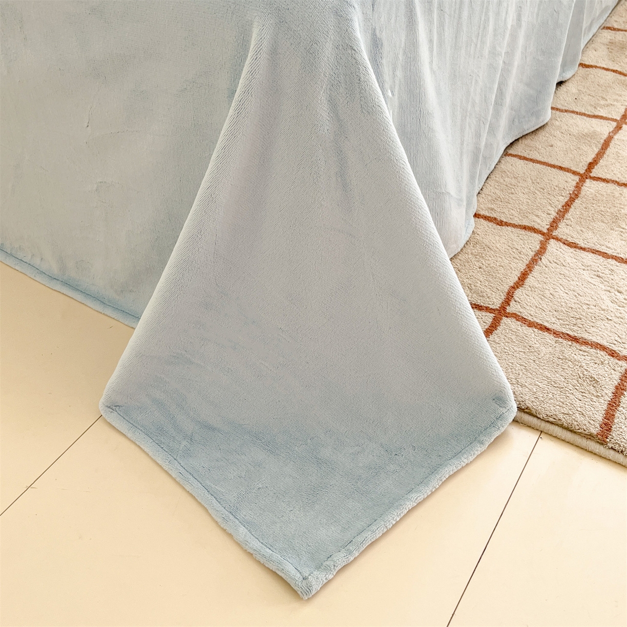 91家纺网 家纺一手货源 找家纺 云棉坊 2025新款高克重牛奶绒四件套-满绣系列 花朵-奶白蓝