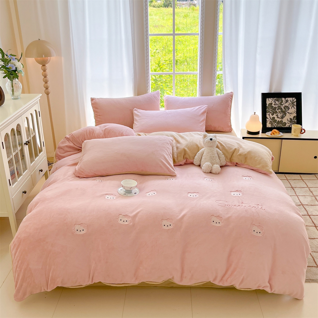91家纺网 家纺一手货源 找家纺 云棉坊 2025新款高克重牛奶绒四件套-满绣系列 开心猫-粉香槟