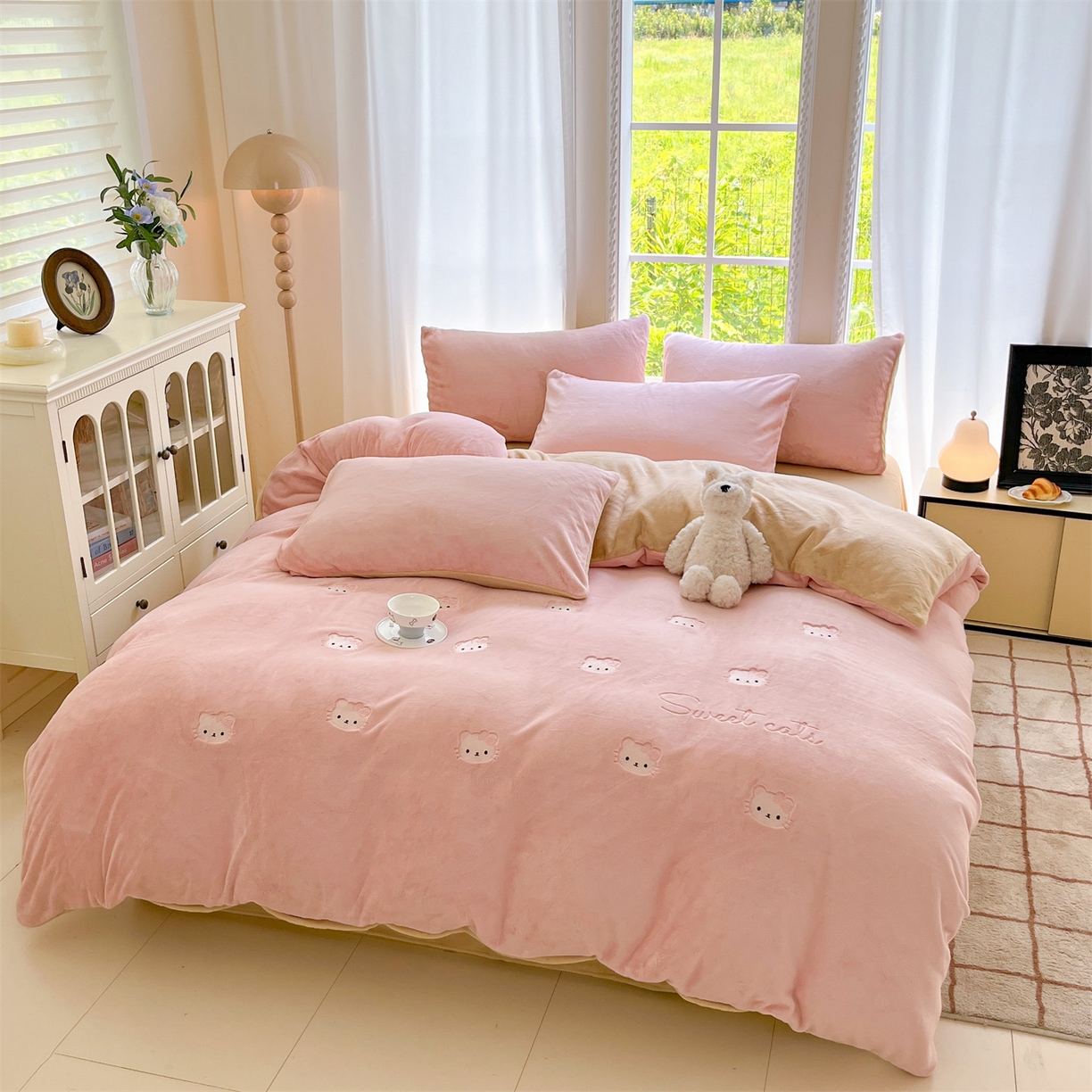 91家纺网 家纺一手货源 找家纺 云棉坊 2025新款高克重牛奶绒四件套-满绣系列 开心猫-粉香槟