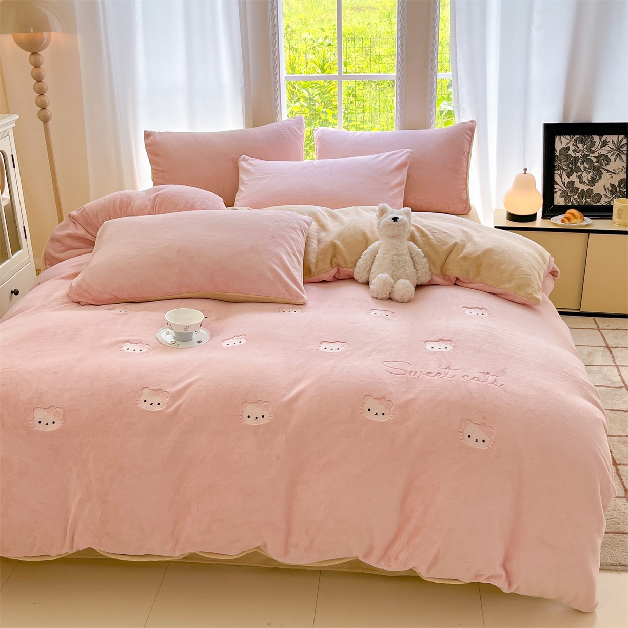 91家纺网 家纺一手货源 找家纺 云棉坊 2025新款高克重牛奶绒四件套-满绣系列 开心猫-粉香槟