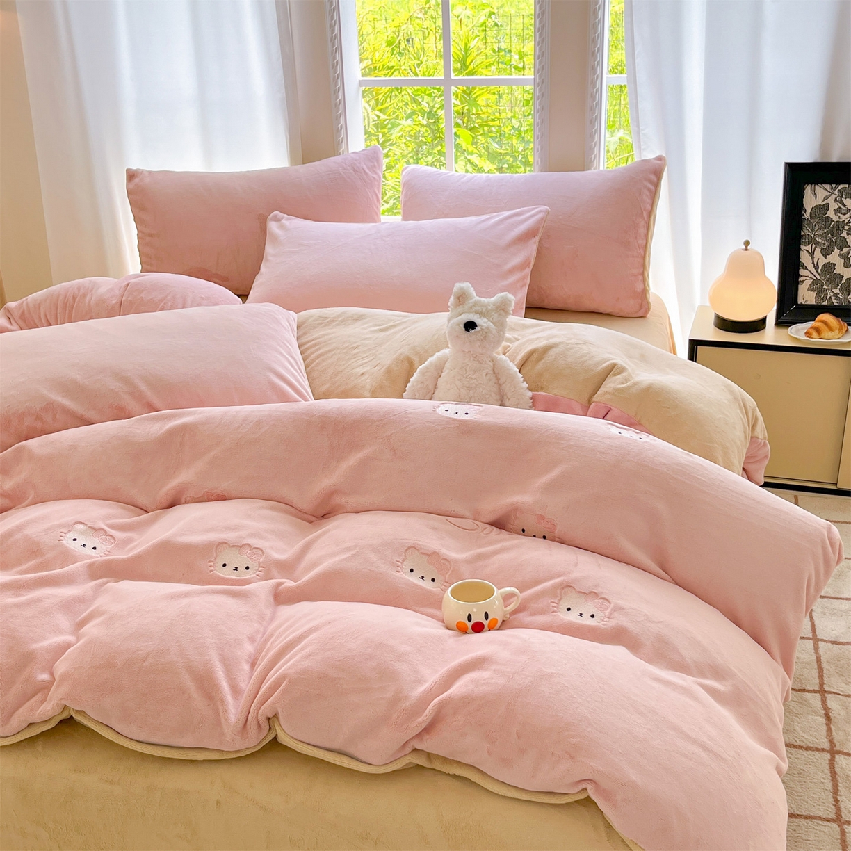 91家纺网 家纺一手货源 找家纺 云棉坊 2025新款高克重牛奶绒四件套-满绣系列 开心猫-粉香槟