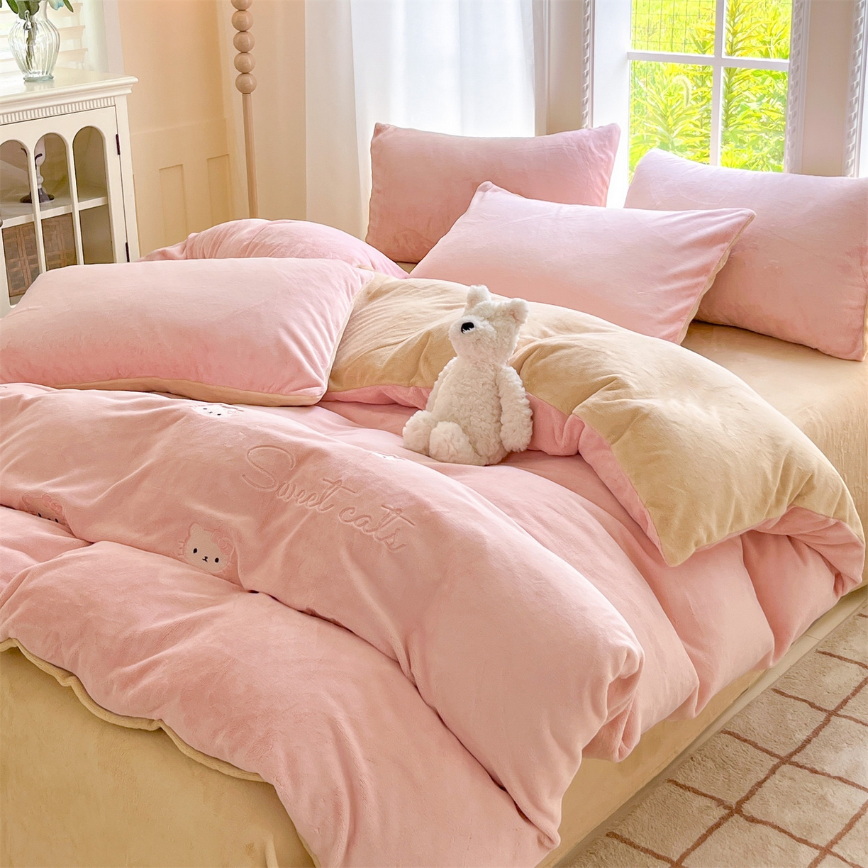 91家纺网 家纺一手货源 找家纺 云棉坊 2025新款高克重牛奶绒四件套-满绣系列 开心猫-粉香槟