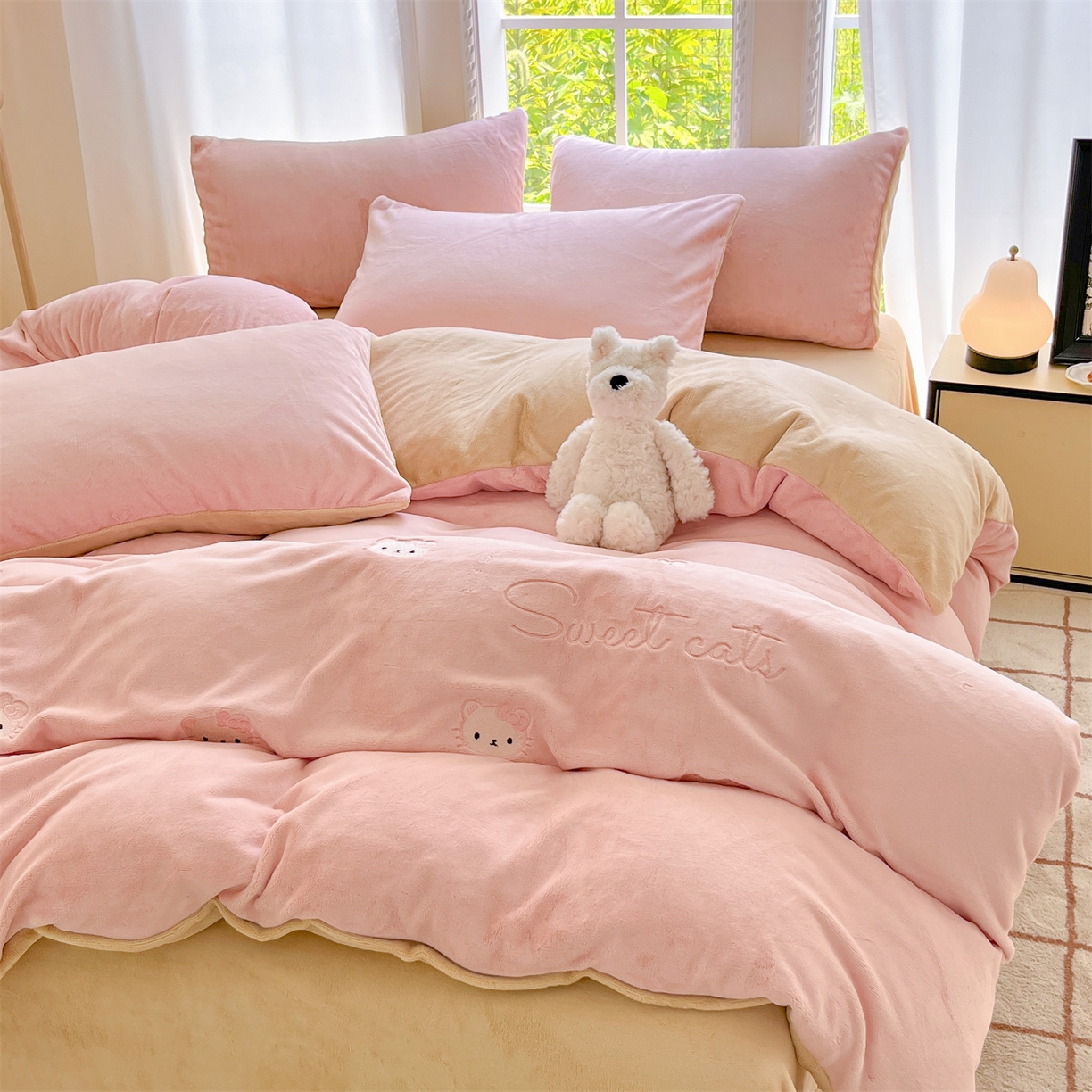 91家纺网 家纺一手货源 找家纺 云棉坊 2025新款高克重牛奶绒四件套-满绣系列 开心猫-粉香槟