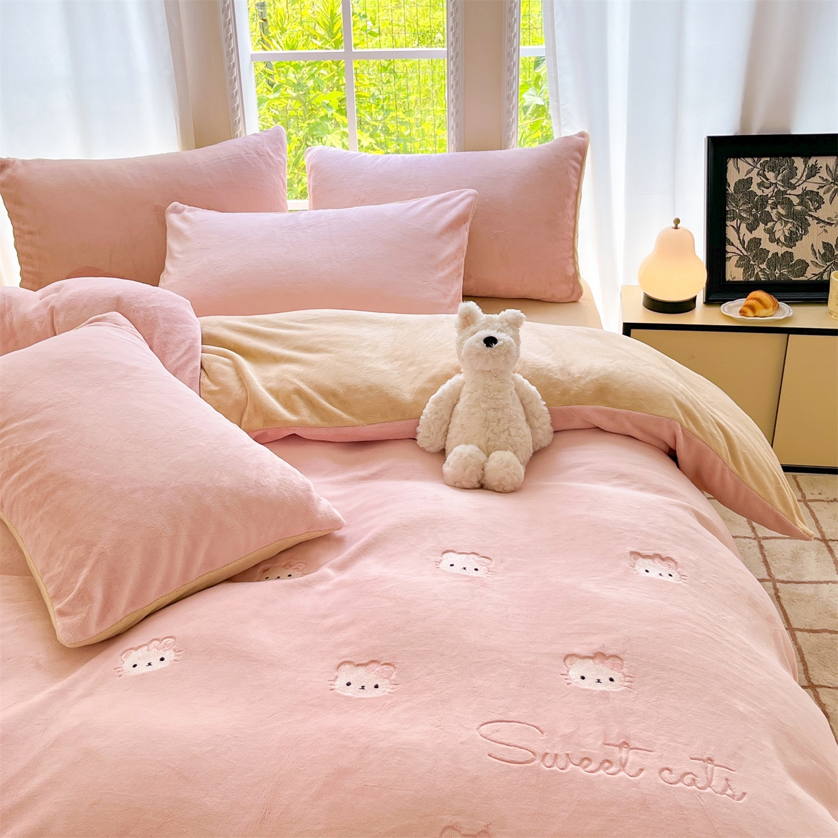 91家纺网 家纺一手货源 找家纺 云棉坊 2025新款高克重牛奶绒四件套-满绣系列 开心猫-粉香槟
