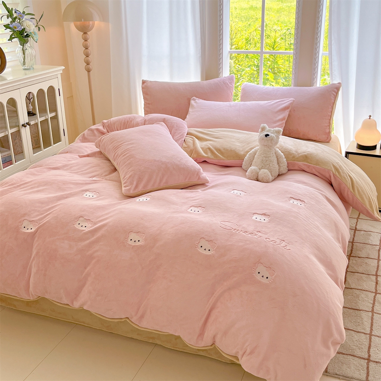 91家纺网 家纺一手货源 找家纺 云棉坊 2025新款高克重牛奶绒四件套-满绣系列 开心猫-粉香槟
