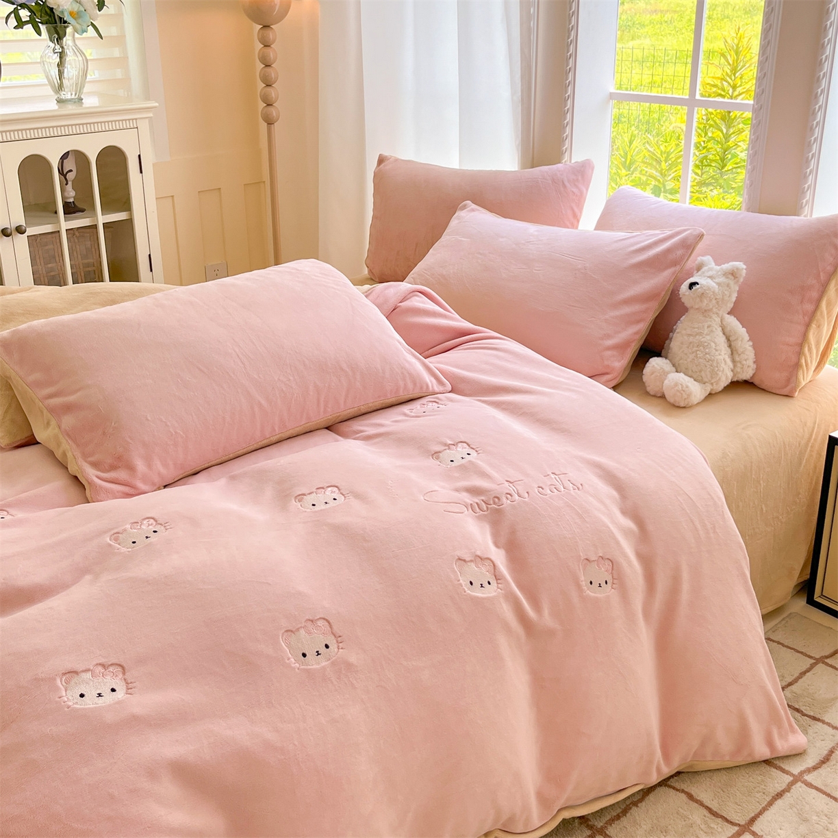 91家纺网 家纺一手货源 找家纺 云棉坊 2025新款高克重牛奶绒四件套-满绣系列 开心猫-粉香槟