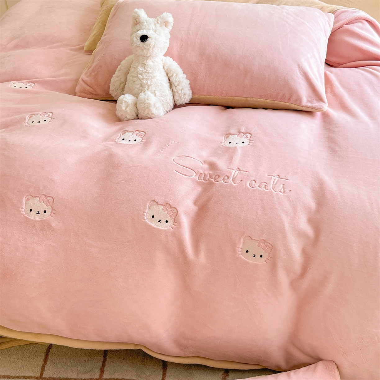 91家纺网 家纺一手货源 找家纺 云棉坊 2025新款高克重牛奶绒四件套-满绣系列 开心猫-粉香槟