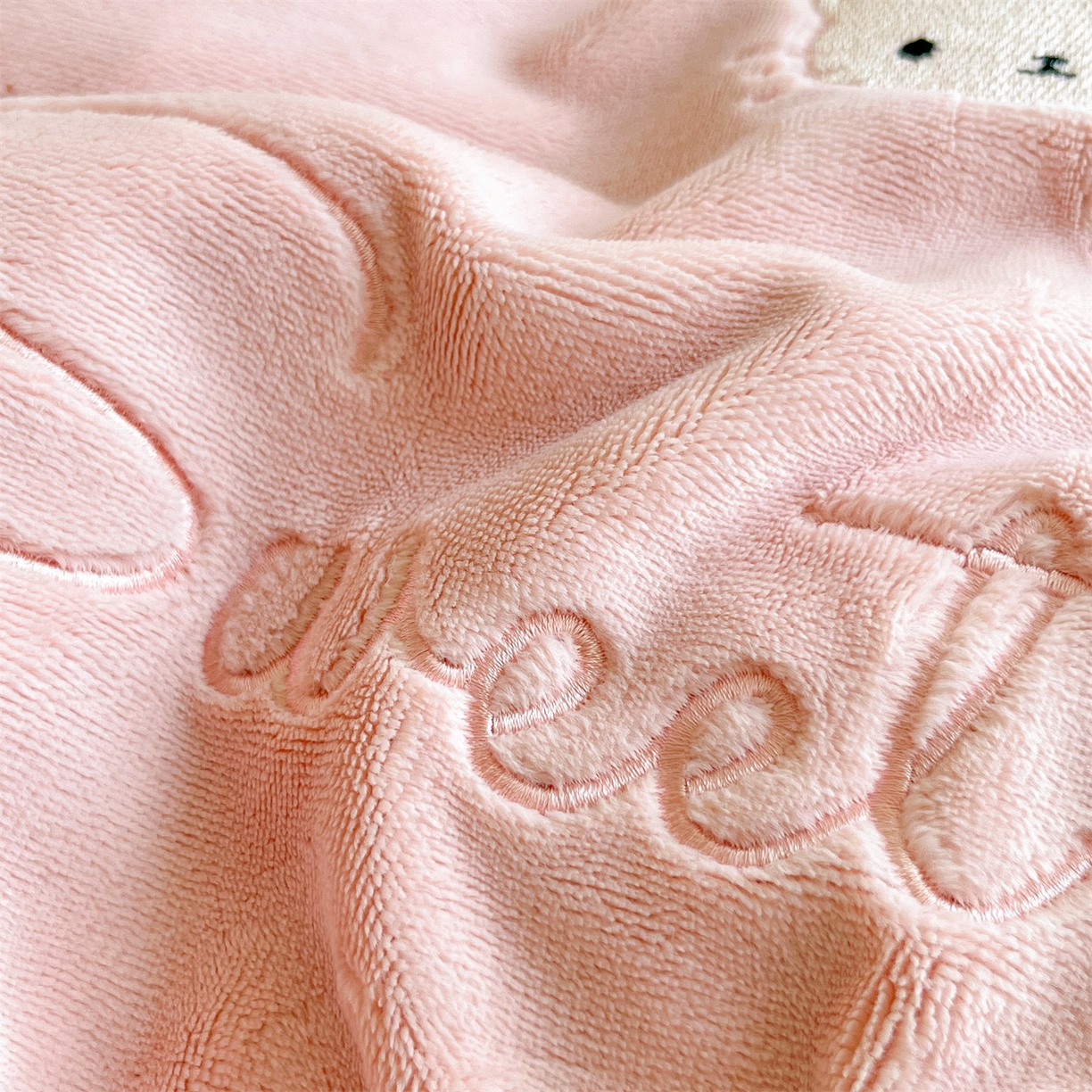 91家纺网 家纺一手货源 找家纺 云棉坊 2025新款高克重牛奶绒四件套-满绣系列 开心猫-粉香槟