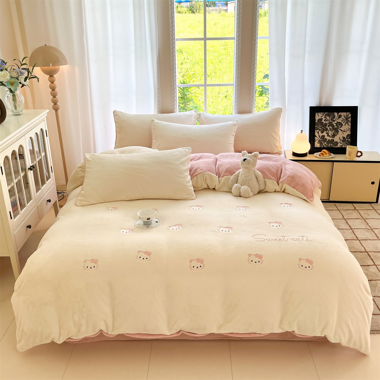 91家纺网 家纺一手货源 找家纺 云棉坊 2025新款高克重牛奶绒四件套-满绣系列 开心猫-奶白粉