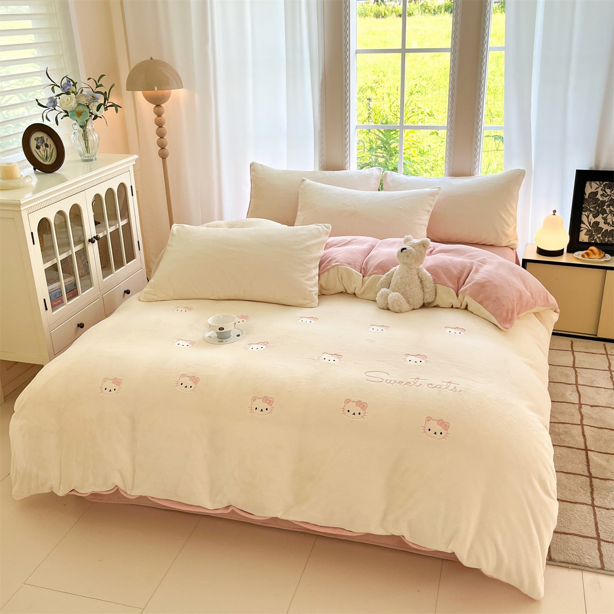 91家纺网 家纺一手货源 找家纺 云棉坊 2025新款高克重牛奶绒四件套-满绣系列 开心猫-奶白粉