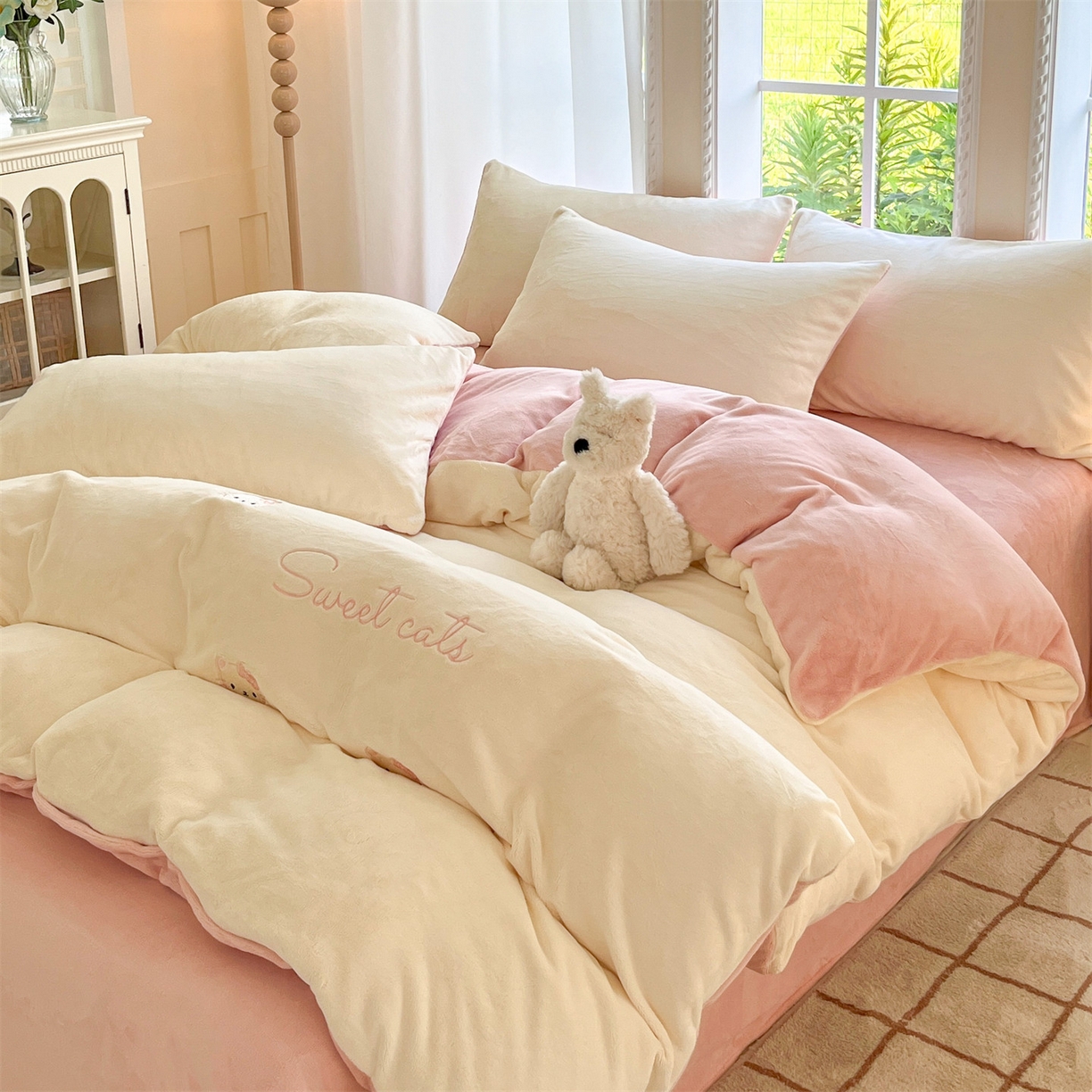 91家纺网 家纺一手货源 找家纺 云棉坊 2025新款高克重牛奶绒四件套-满绣系列 开心猫-奶白粉