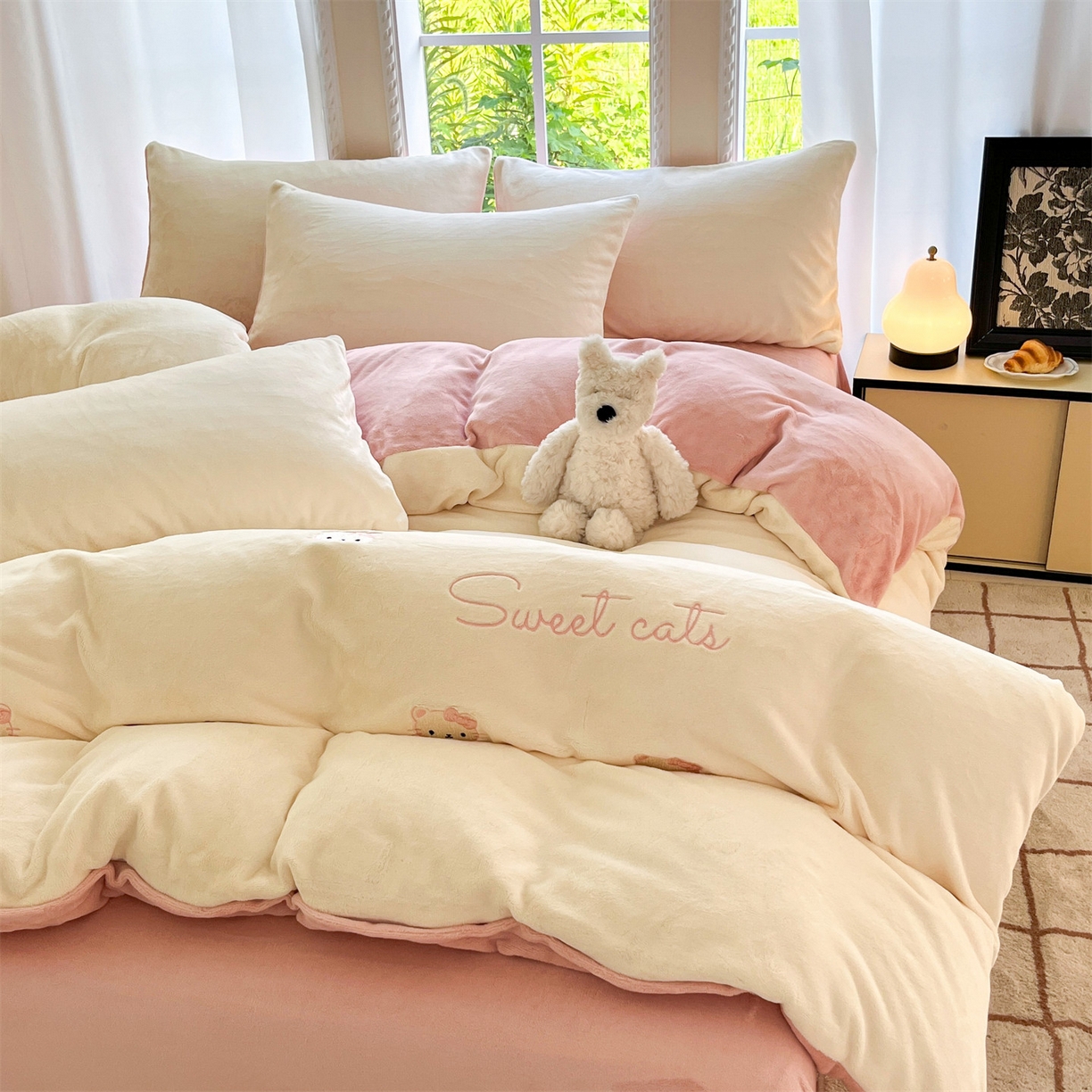 91家纺网 家纺一手货源 找家纺 云棉坊 2025新款高克重牛奶绒四件套-满绣系列 开心猫-奶白粉