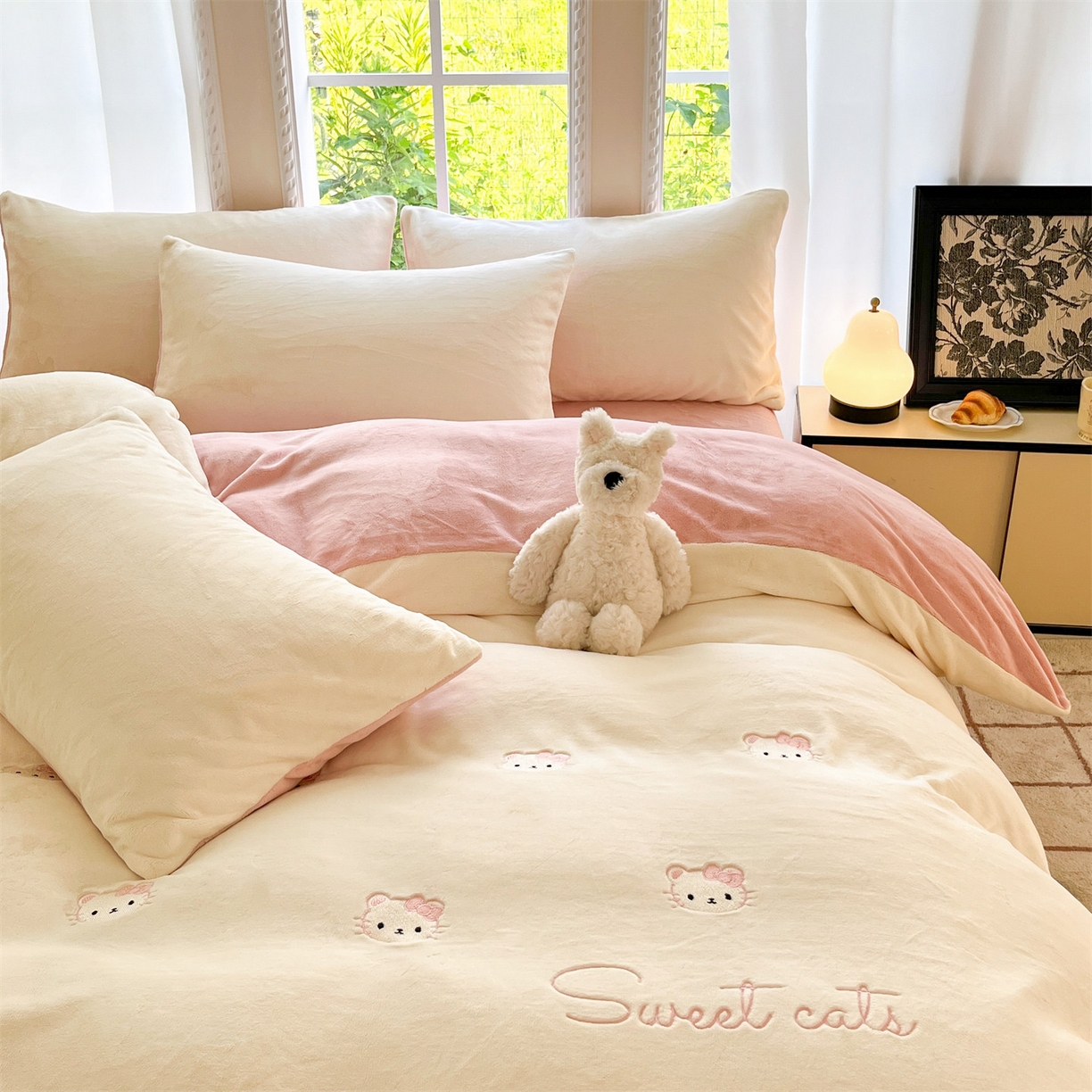 91家纺网 家纺一手货源 找家纺 云棉坊 2025新款高克重牛奶绒四件套-满绣系列 开心猫-奶白粉