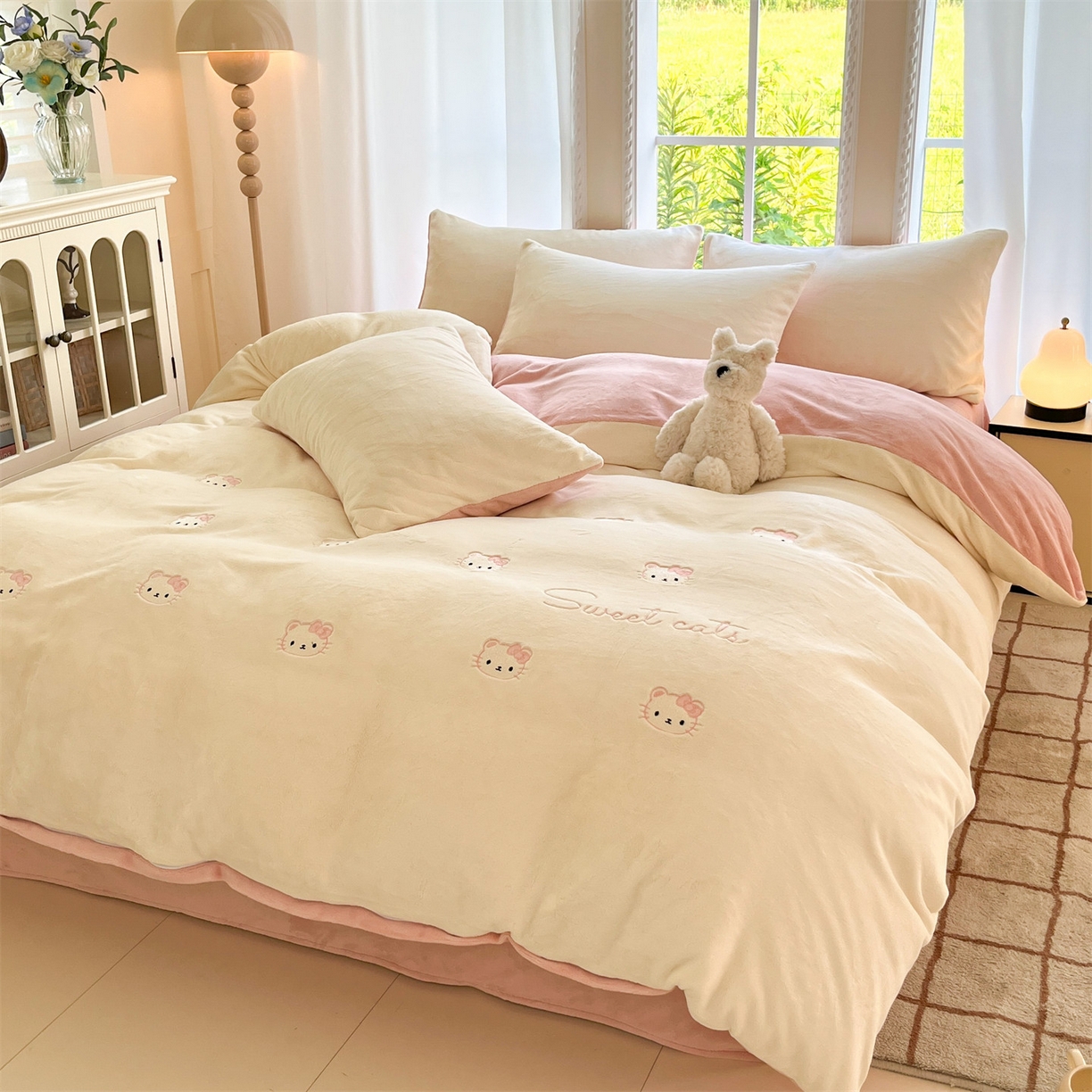 91家纺网 家纺一手货源 找家纺 云棉坊 2025新款高克重牛奶绒四件套-满绣系列 开心猫-奶白粉