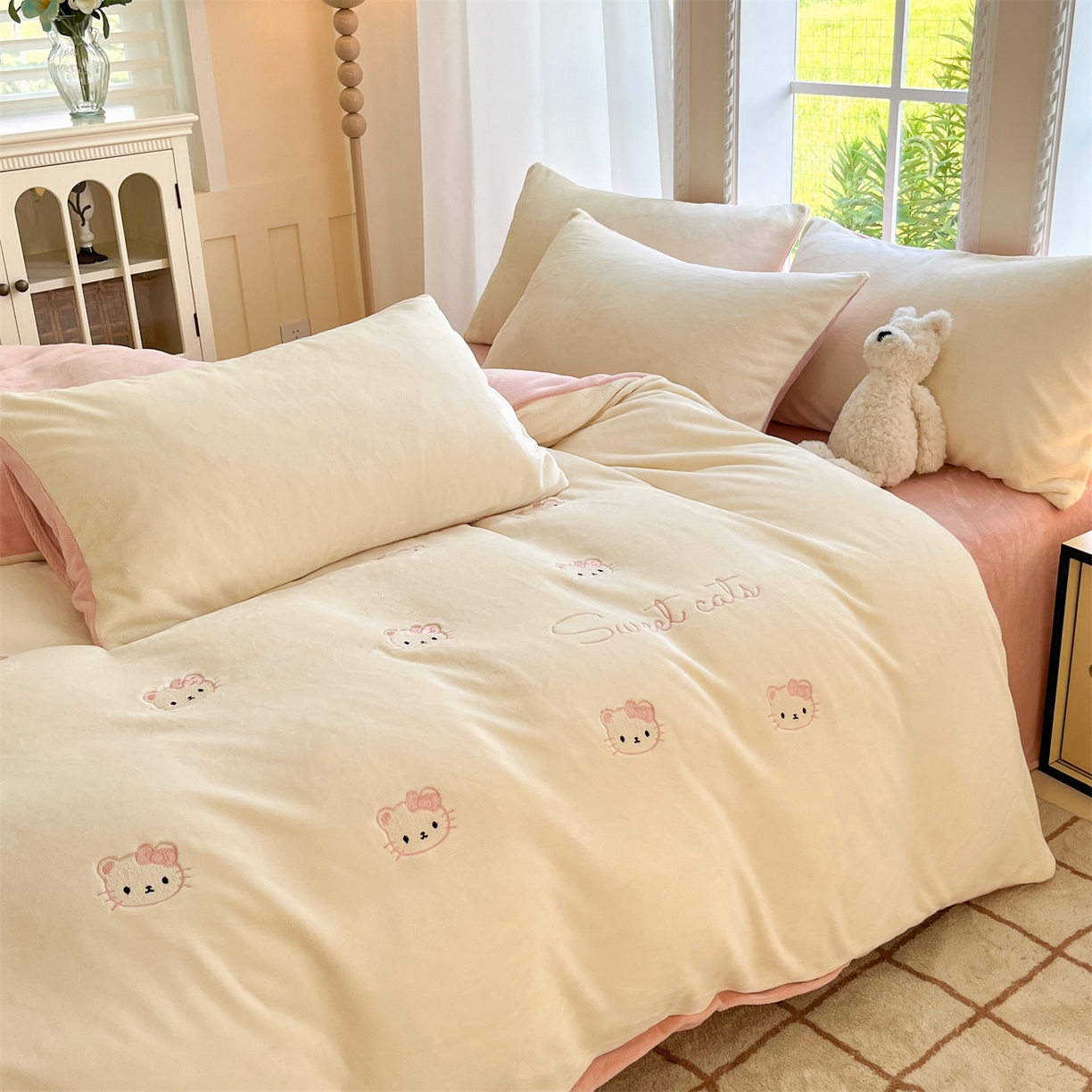 91家纺网 家纺一手货源 找家纺 云棉坊 2025新款高克重牛奶绒四件套-满绣系列 开心猫-奶白粉