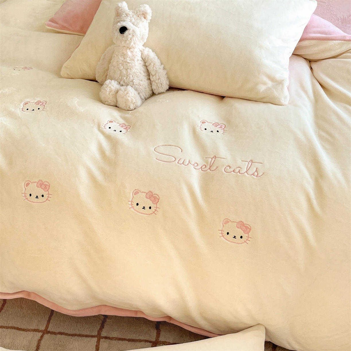 91家纺网 家纺一手货源 找家纺 云棉坊 2025新款高克重牛奶绒四件套-满绣系列 开心猫-奶白粉