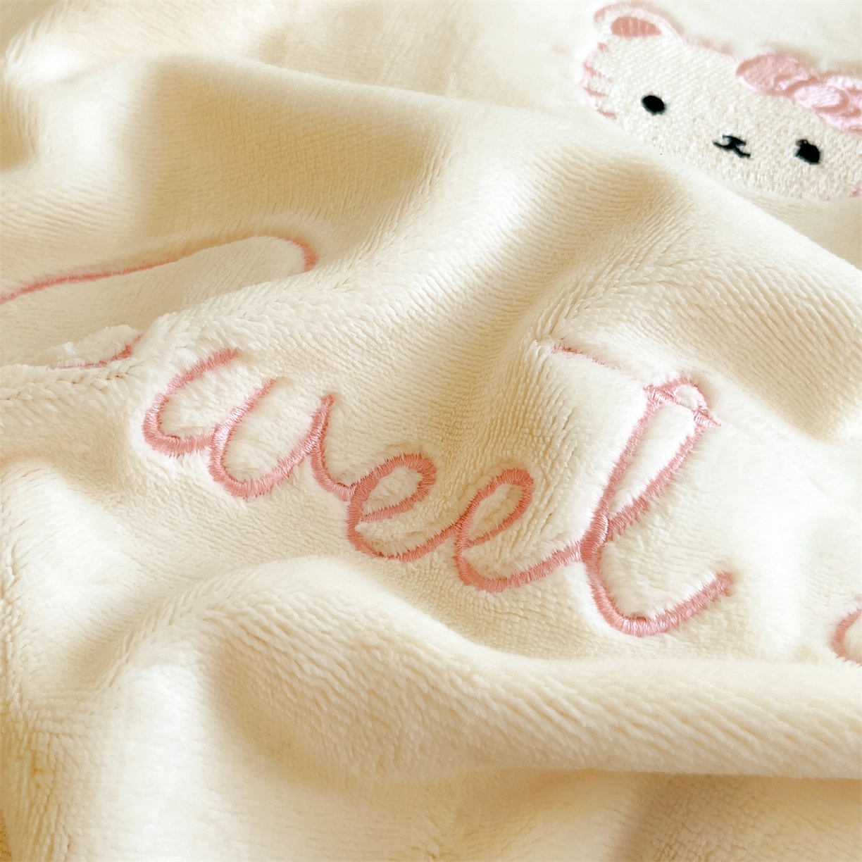 91家纺网 家纺一手货源 找家纺 云棉坊 2025新款高克重牛奶绒四件套-满绣系列 开心猫-奶白粉