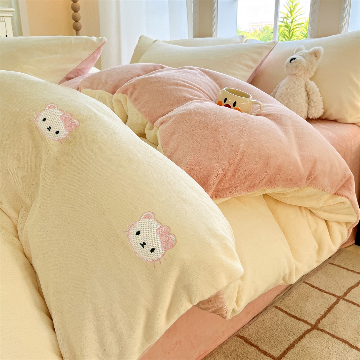 91家纺网 家纺一手货源 找家纺 云棉坊 2025新款高克重牛奶绒四件套-满绣系列 开心猫-奶白粉