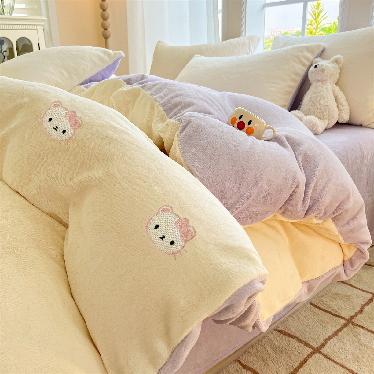 91家纺网 家纺一手货源 找家纺 云棉坊 2025新款高克重牛奶绒四件套-满绣系列 开心猫-奶白紫