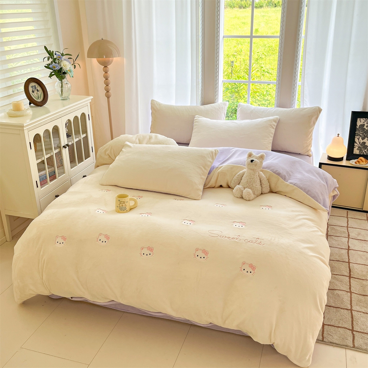 91家纺网 家纺一手货源 找家纺 云棉坊 2025新款高克重牛奶绒四件套-满绣系列 开心猫-奶白紫