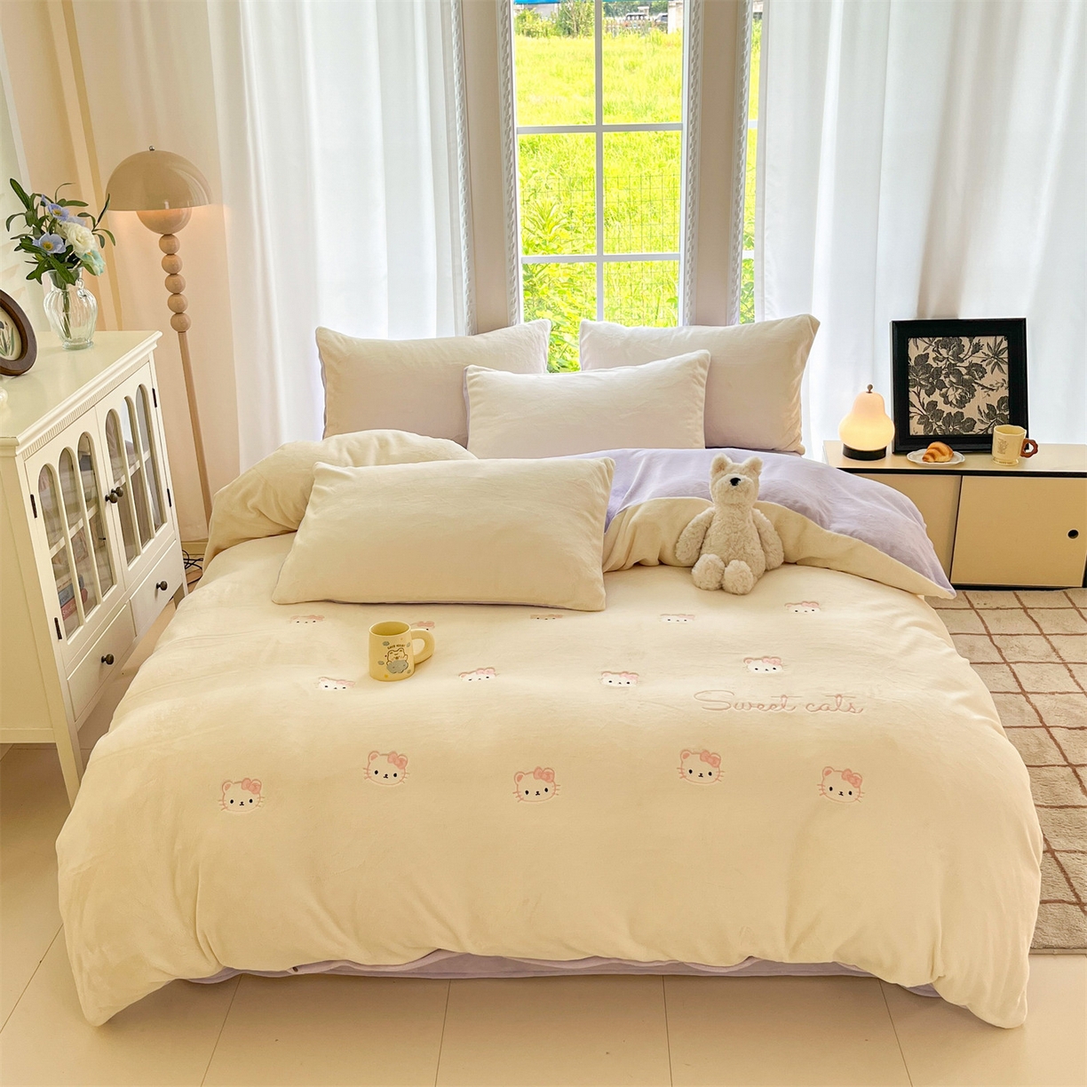 91家纺网 家纺一手货源 找家纺 云棉坊 2025新款高克重牛奶绒四件套-满绣系列 开心猫-奶白紫