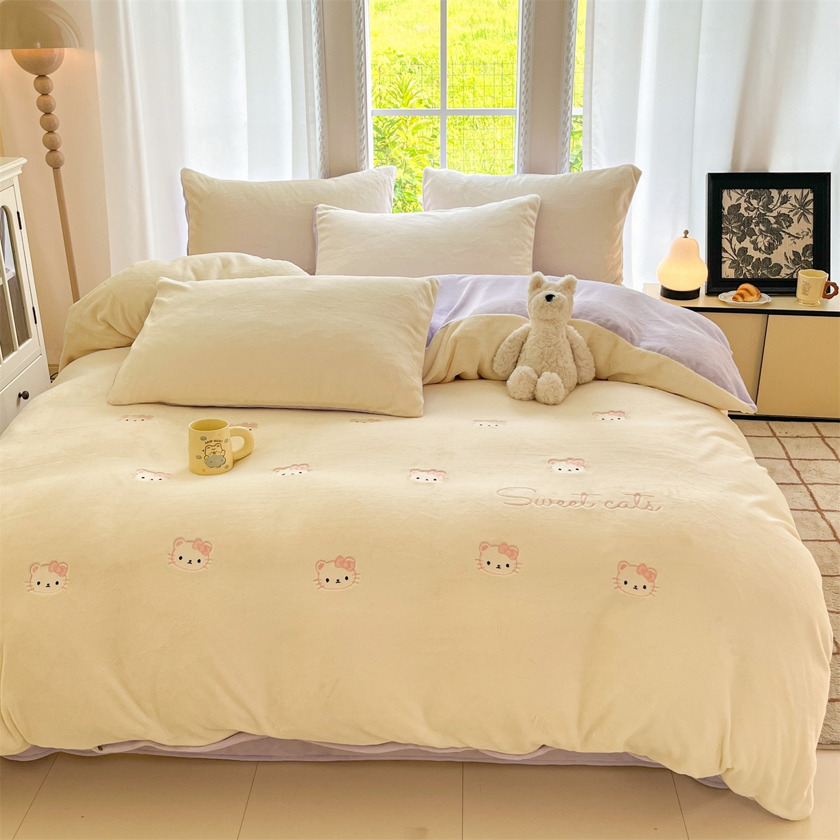 91家纺网 家纺一手货源 找家纺 云棉坊 2025新款高克重牛奶绒四件套-满绣系列 开心猫-奶白紫