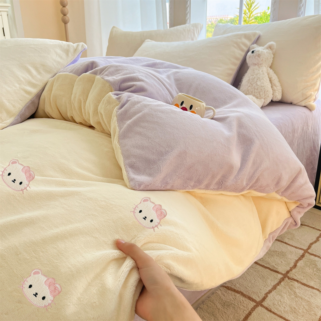 91家纺网 家纺一手货源 找家纺 云棉坊 2025新款高克重牛奶绒四件套-满绣系列 开心猫-奶白紫