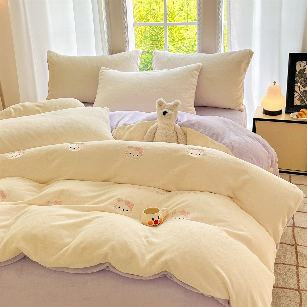 91家纺网 家纺一手货源 找家纺 云棉坊 2025新款高克重牛奶绒四件套-满绣系列 开心猫-奶白紫