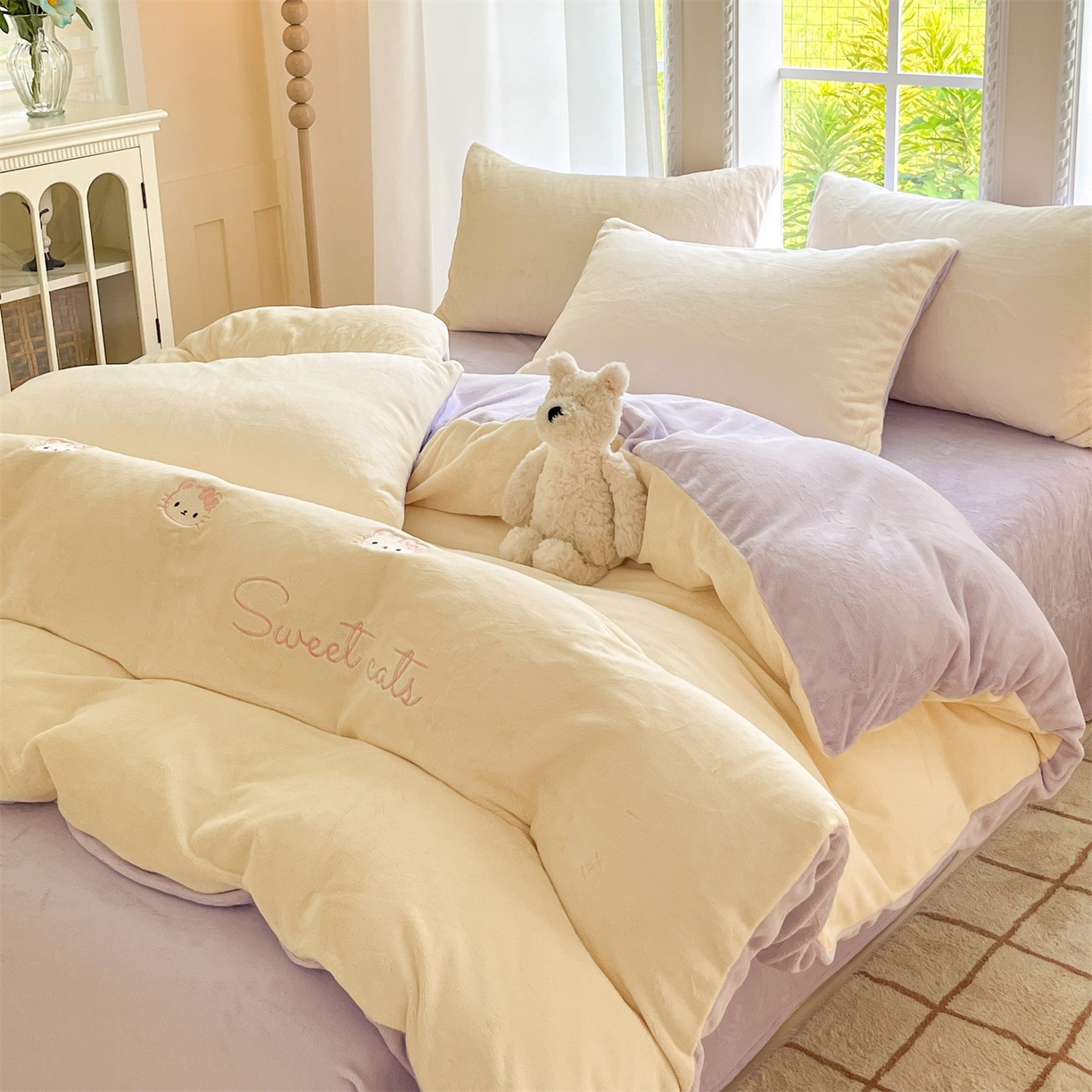 91家纺网 家纺一手货源 找家纺 云棉坊 2025新款高克重牛奶绒四件套-满绣系列 开心猫-奶白紫