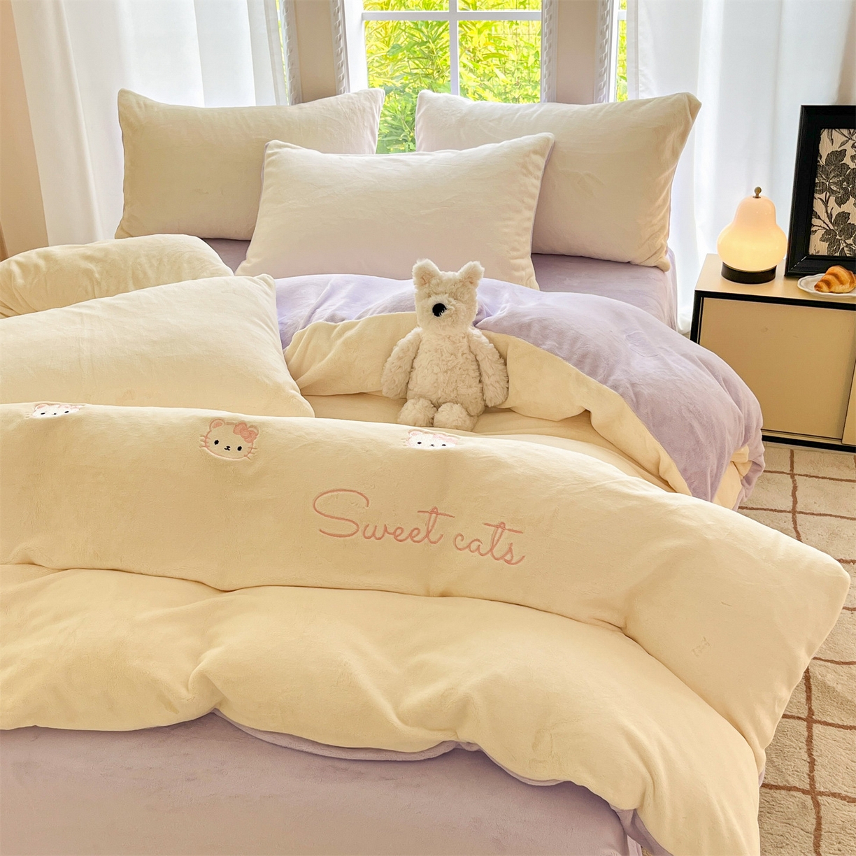 91家纺网 家纺一手货源 找家纺 云棉坊 2025新款高克重牛奶绒四件套-满绣系列 开心猫-奶白紫