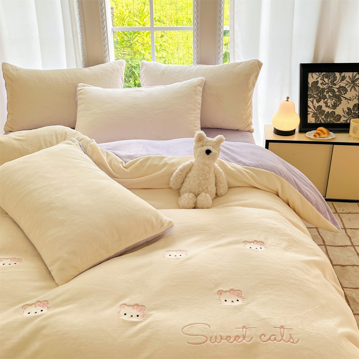 91家纺网 家纺一手货源 找家纺 云棉坊 2025新款高克重牛奶绒四件套-满绣系列 开心猫-奶白紫