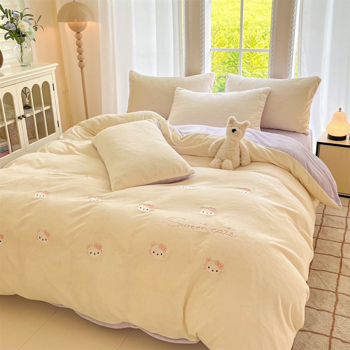 91家纺网 家纺一手货源 找家纺 云棉坊 2025新款高克重牛奶绒四件套-满绣系列 开心猫-奶白紫