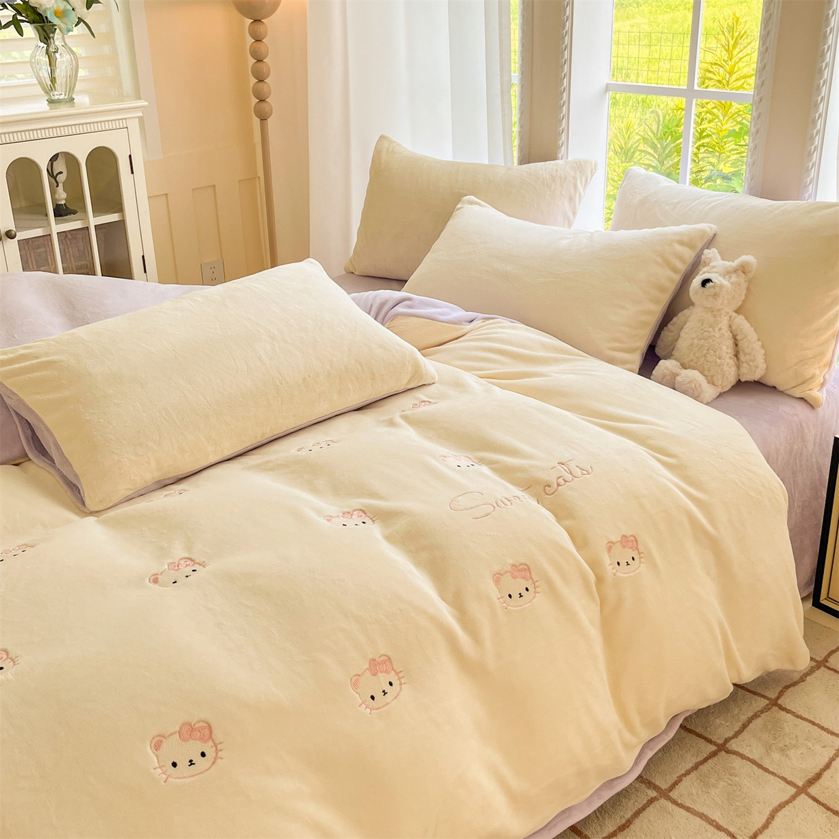 91家纺网 家纺一手货源 找家纺 云棉坊 2025新款高克重牛奶绒四件套-满绣系列 开心猫-奶白紫