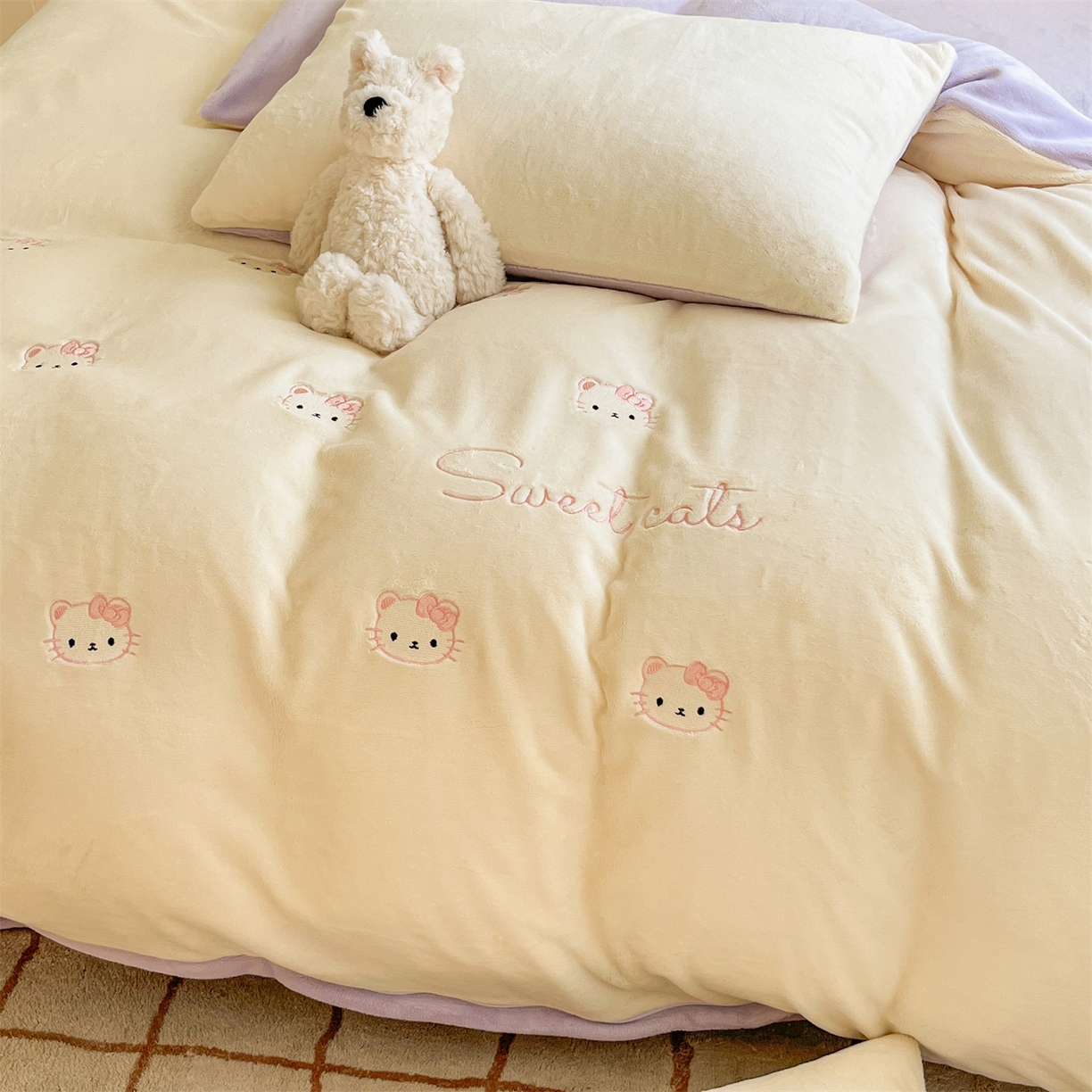 91家纺网 家纺一手货源 找家纺 云棉坊 2025新款高克重牛奶绒四件套-满绣系列 开心猫-奶白紫