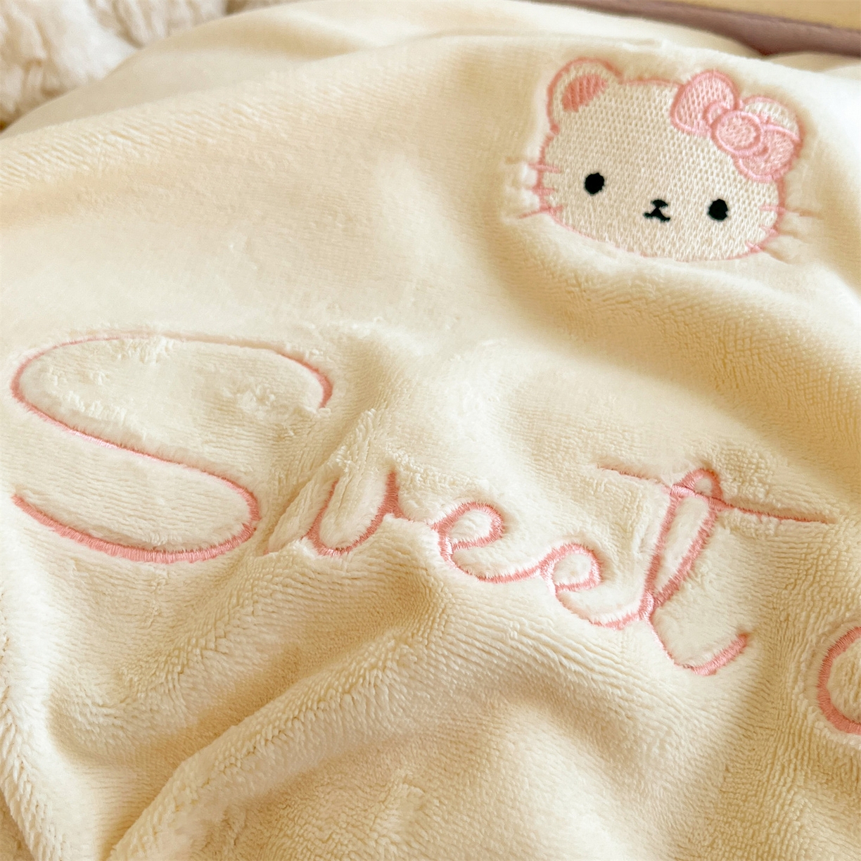 91家纺网 家纺一手货源 找家纺 云棉坊 2025新款高克重牛奶绒四件套-满绣系列 开心猫-奶白紫