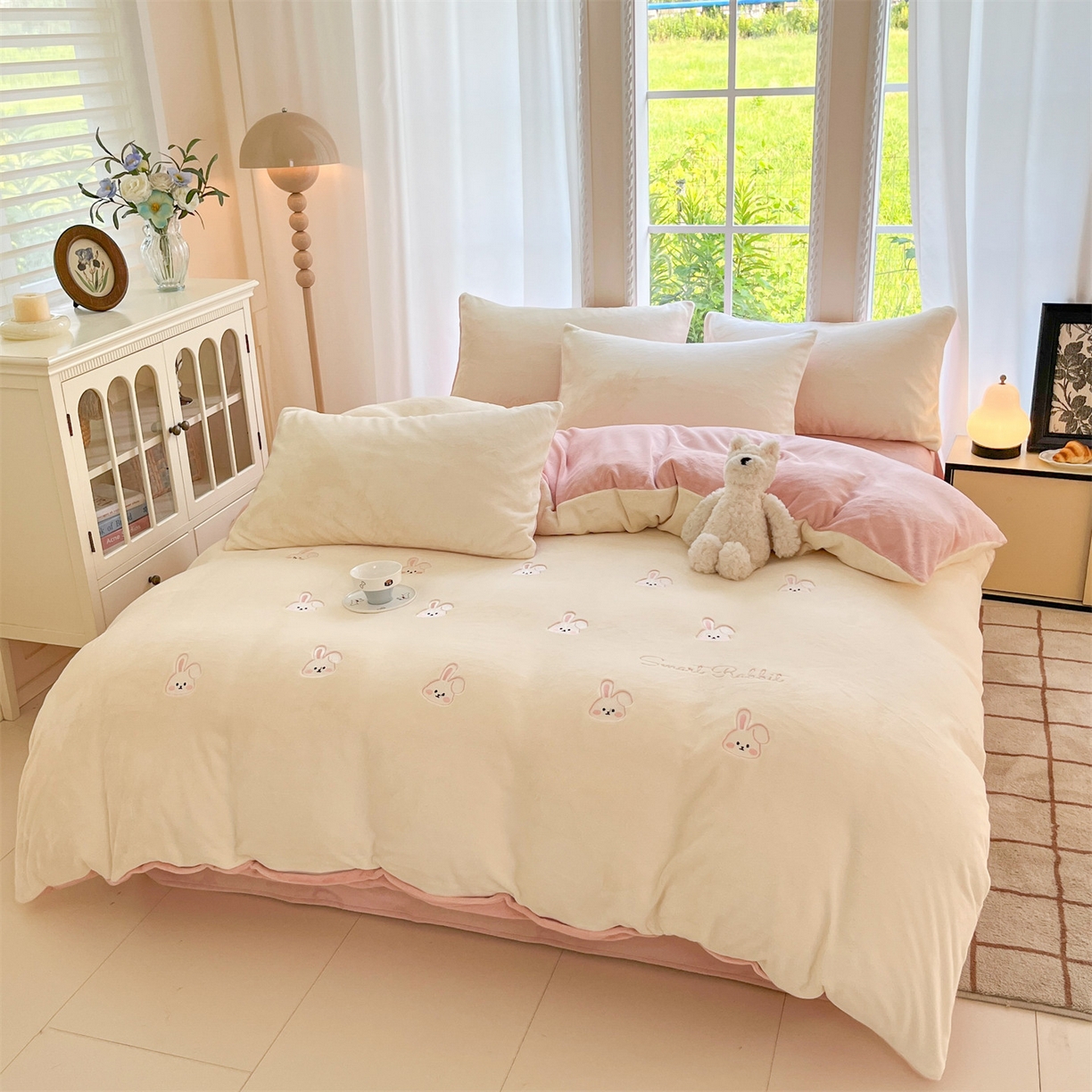 91家纺网 家纺一手货源 找家纺 云棉坊 2025新款高克重牛奶绒四件套-满绣系列 可爱兔-奶白粉