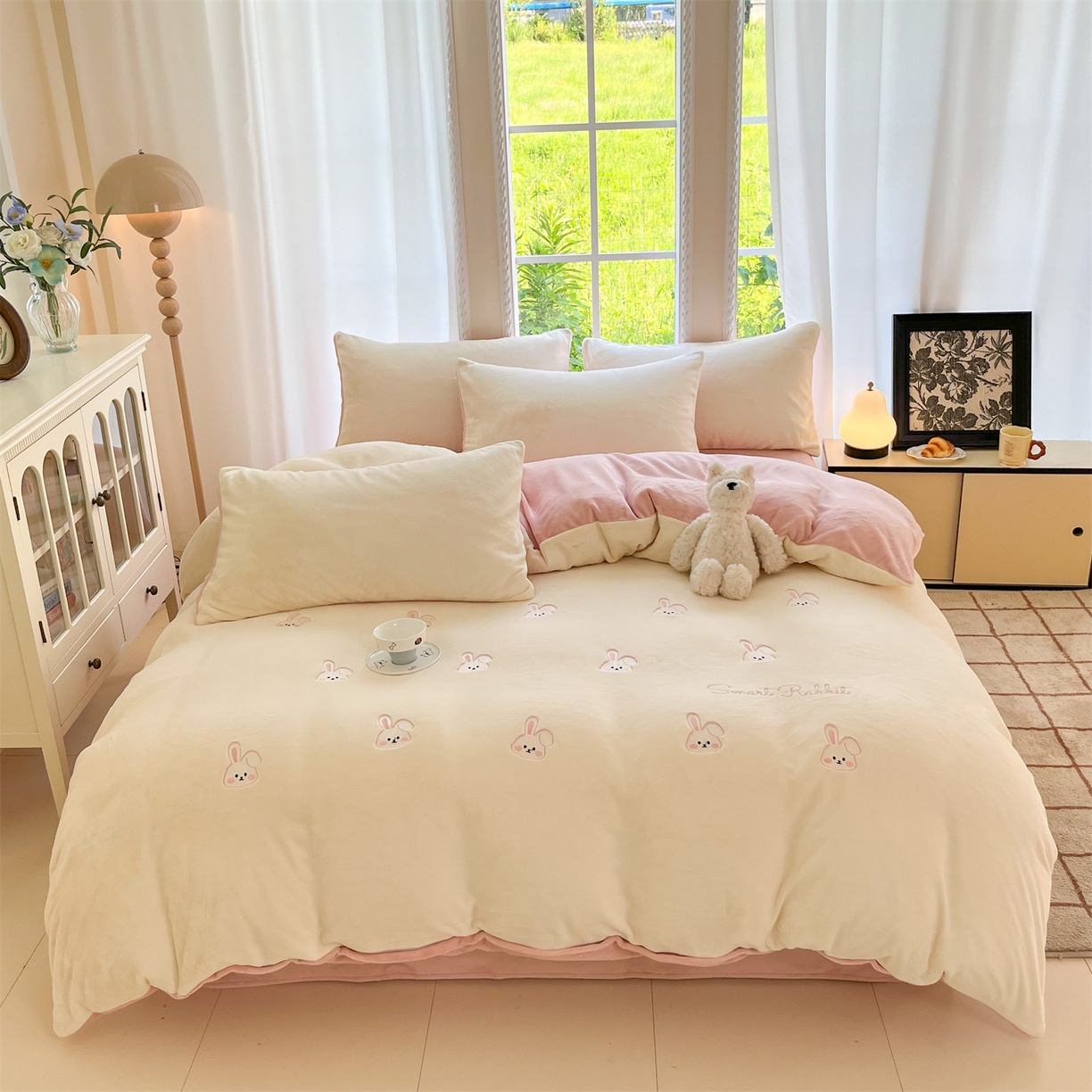 91家纺网 家纺一手货源 找家纺 云棉坊 2025新款高克重牛奶绒四件套-满绣系列 可爱兔-奶白粉