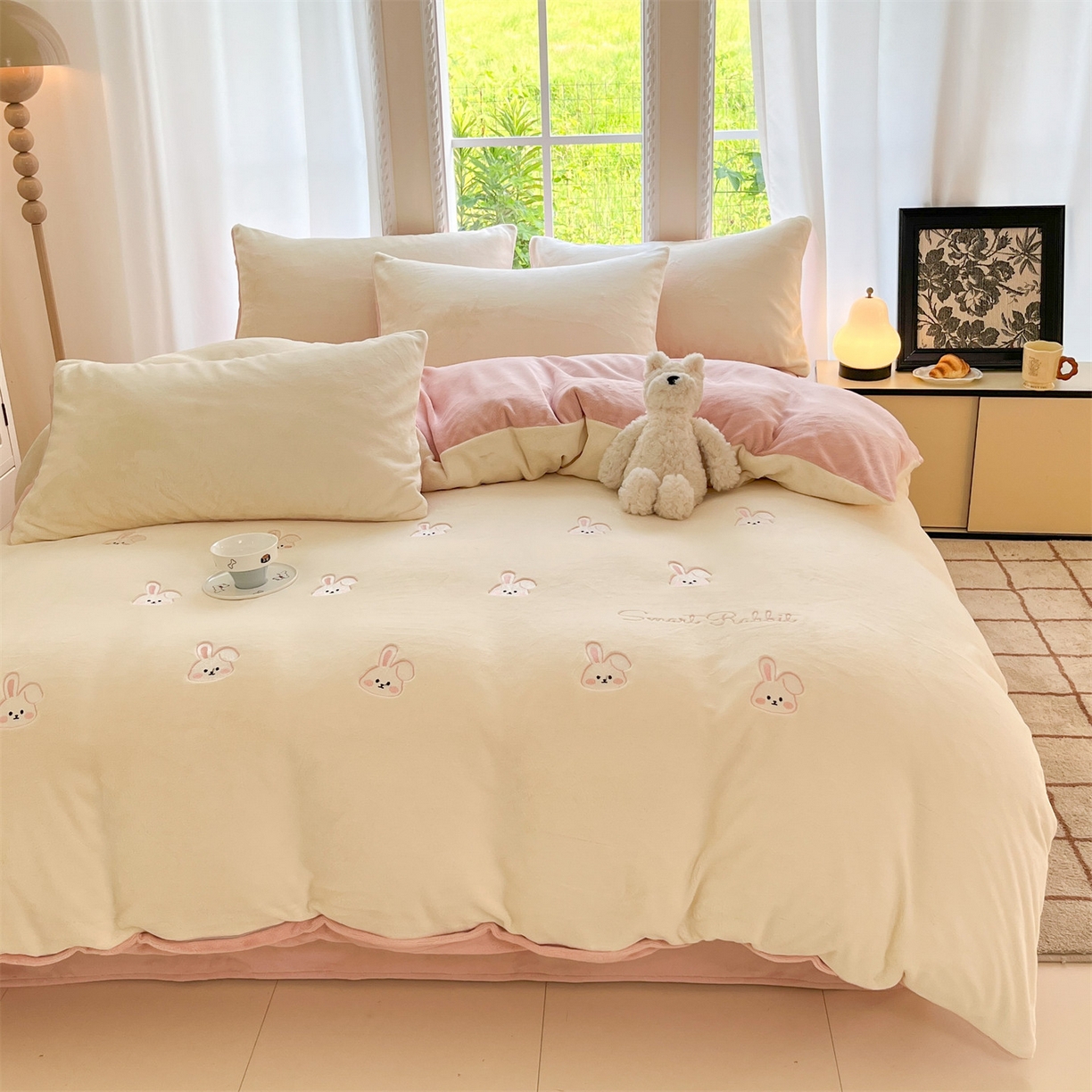 91家纺网 家纺一手货源 找家纺 云棉坊 2025新款高克重牛奶绒四件套-满绣系列 可爱兔-奶白粉