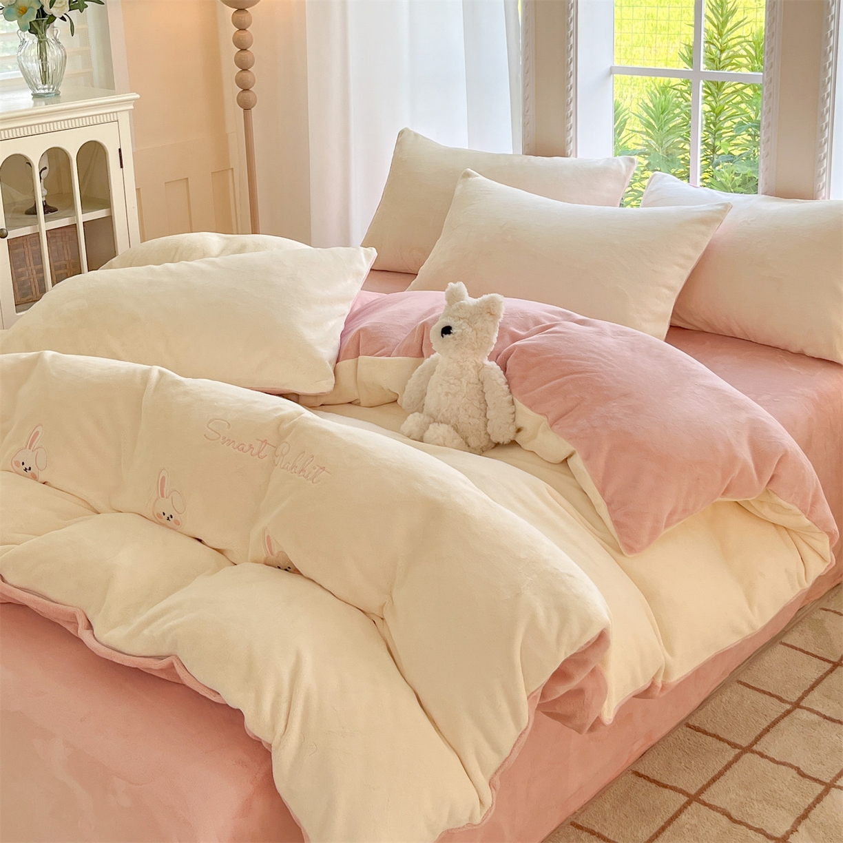 91家纺网 家纺一手货源 找家纺 云棉坊 2025新款高克重牛奶绒四件套-满绣系列 可爱兔-奶白粉