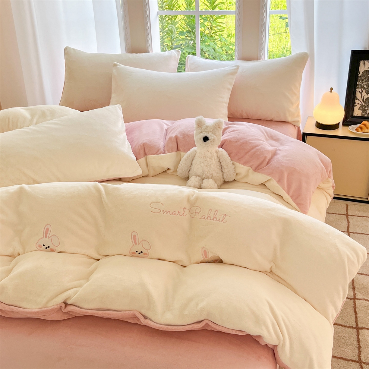 91家纺网 家纺一手货源 找家纺 云棉坊 2025新款高克重牛奶绒四件套-满绣系列 可爱兔-奶白粉