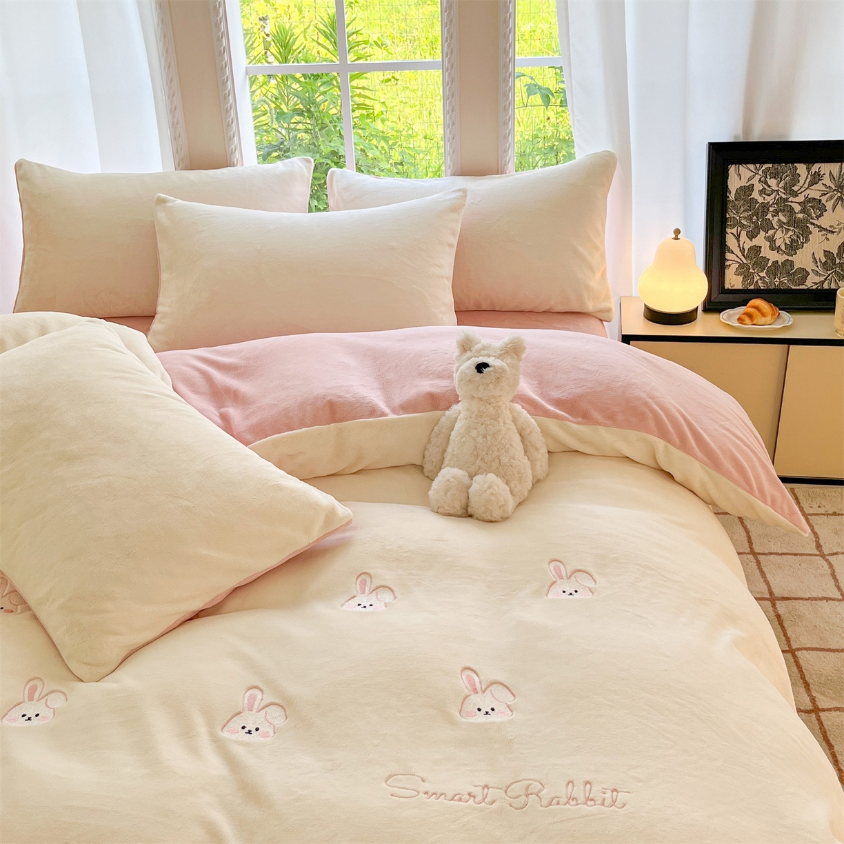 91家纺网 家纺一手货源 找家纺 云棉坊 2025新款高克重牛奶绒四件套-满绣系列 可爱兔-奶白粉