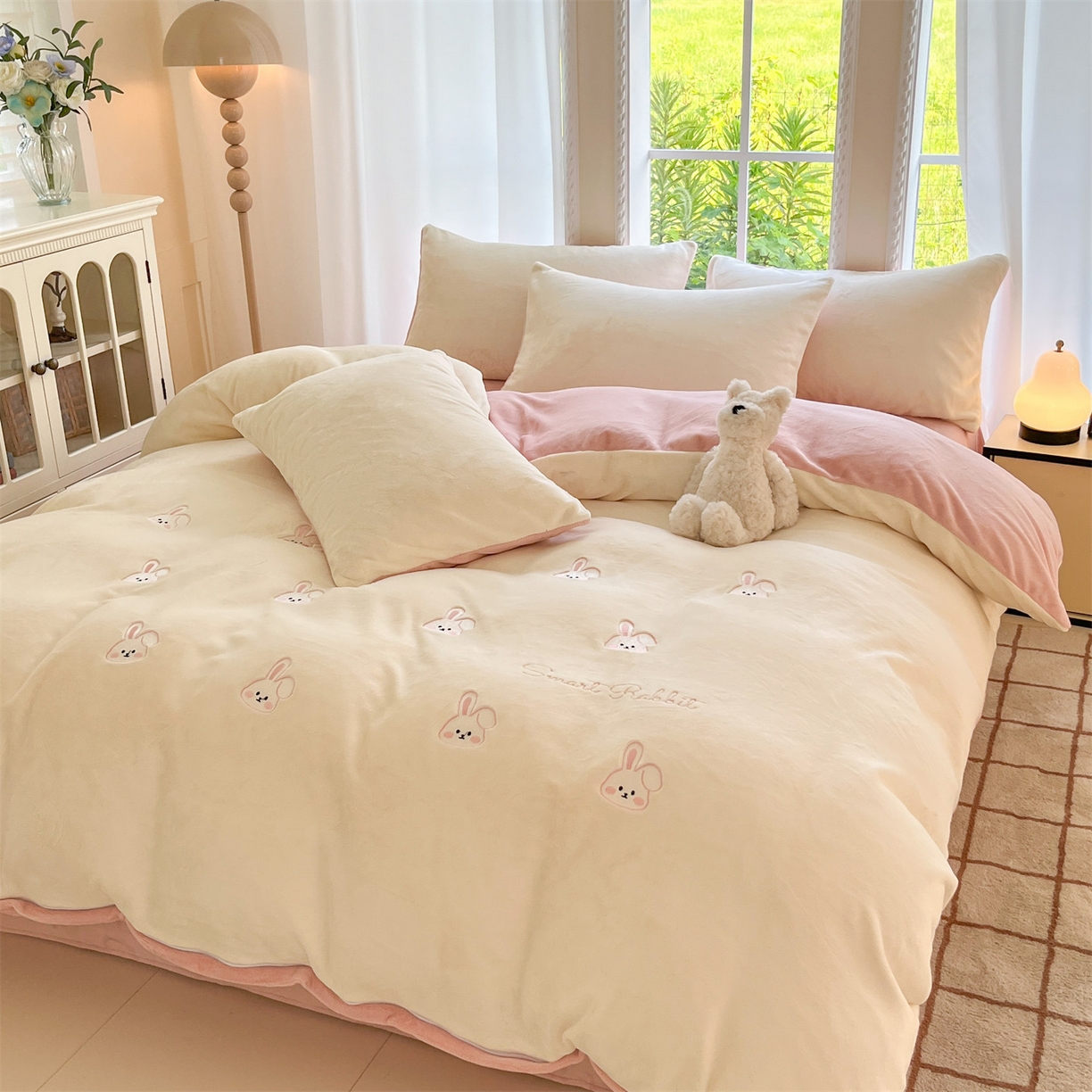 91家纺网 家纺一手货源 找家纺 云棉坊 2025新款高克重牛奶绒四件套-满绣系列 可爱兔-奶白粉