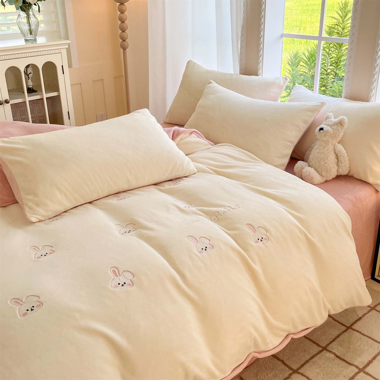 91家纺网 家纺一手货源 找家纺 云棉坊 2025新款高克重牛奶绒四件套-满绣系列 可爱兔-奶白粉