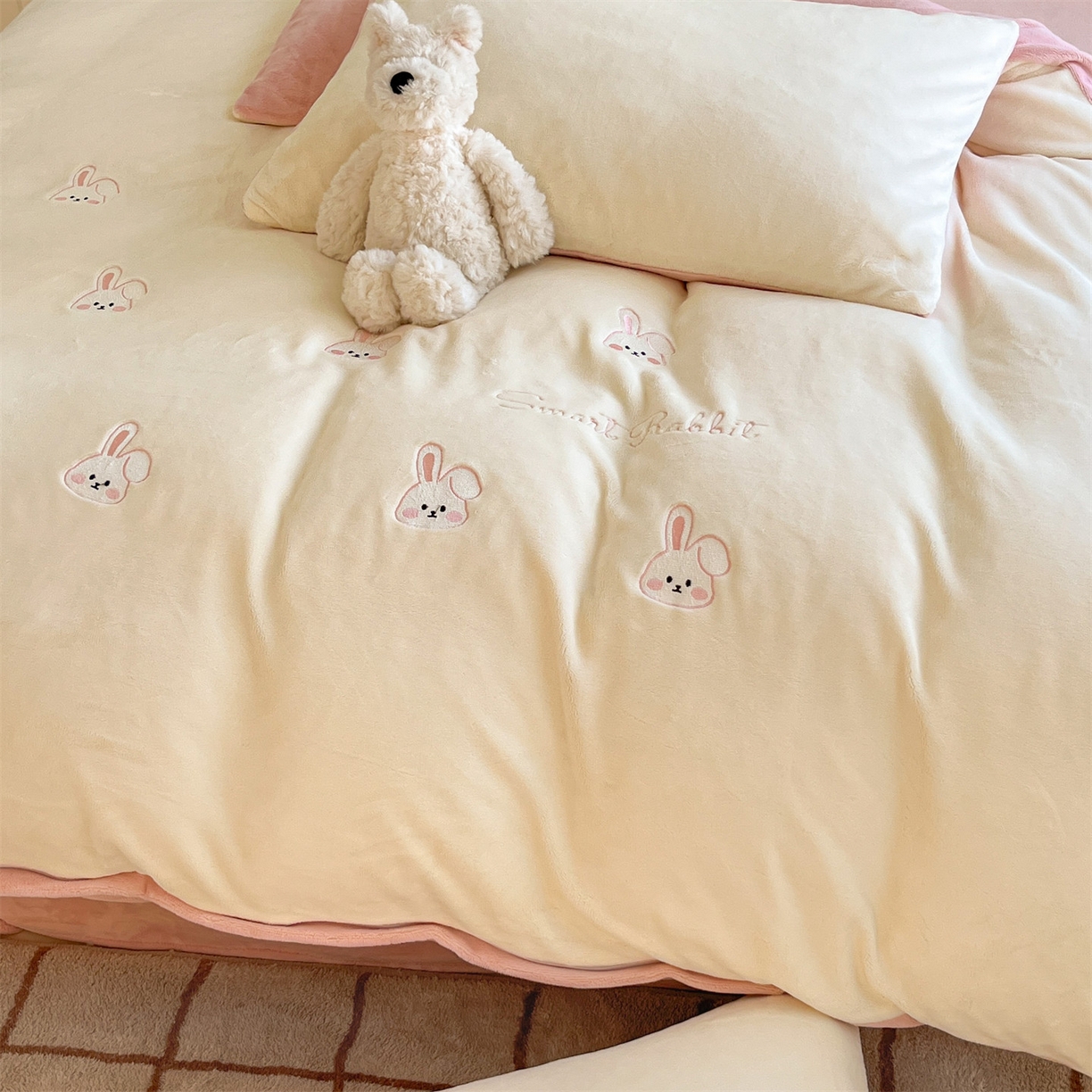 91家纺网 家纺一手货源 找家纺 云棉坊 2025新款高克重牛奶绒四件套-满绣系列 可爱兔-奶白粉