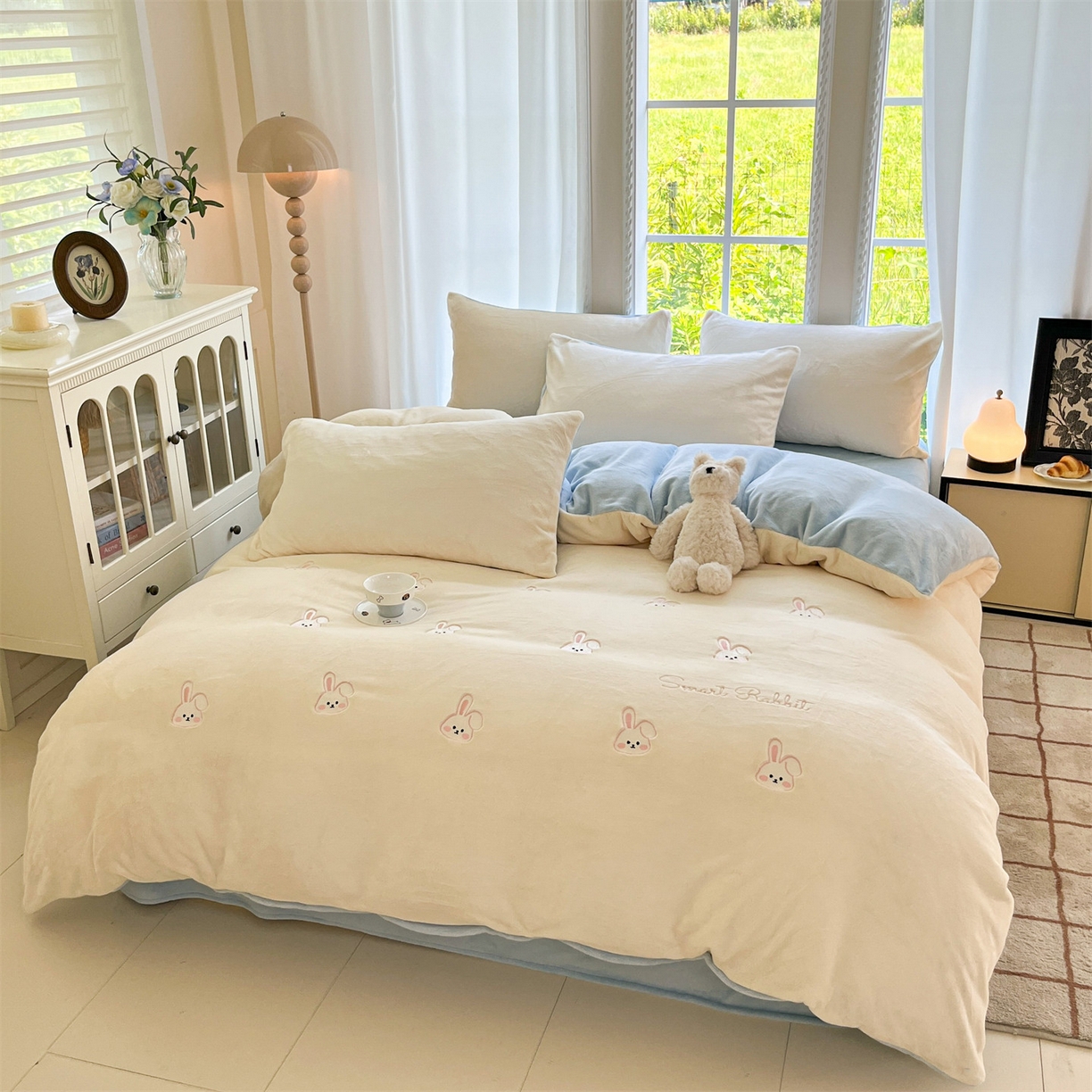 91家纺网 家纺一手货源 找家纺 云棉坊 2025新款高克重牛奶绒四件套-满绣系列 可爱兔-奶白蓝